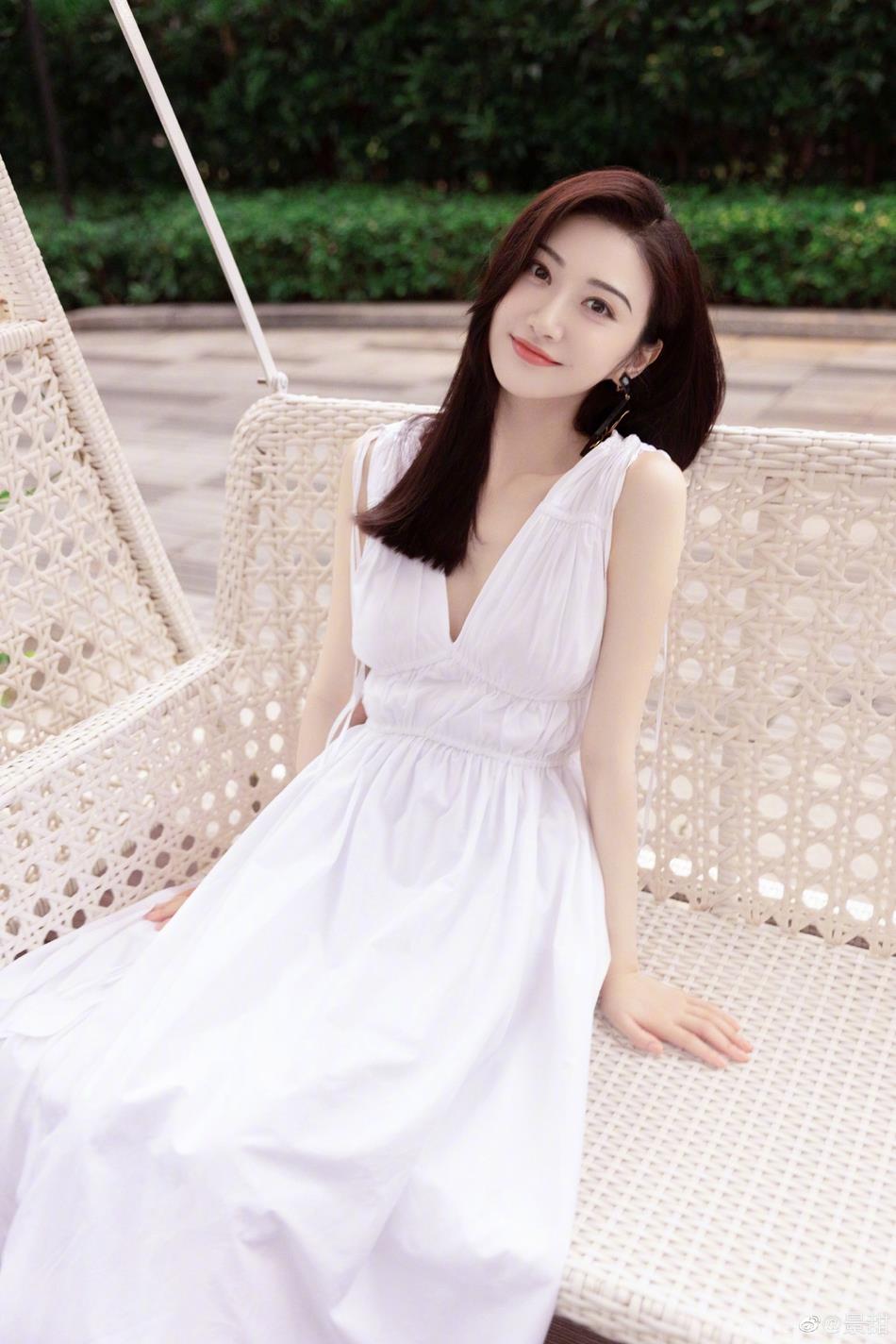 景甜白色低胸长裙好似初恋写真
