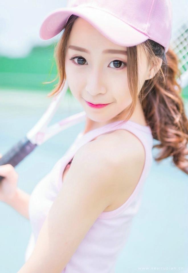 元气美女露脐装超短裙户外