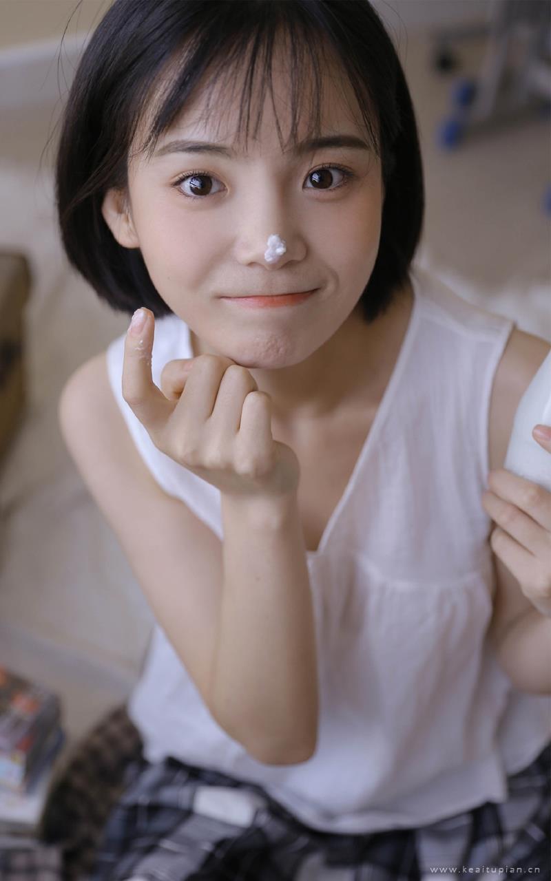 短发妹子俏皮可爱室内个人