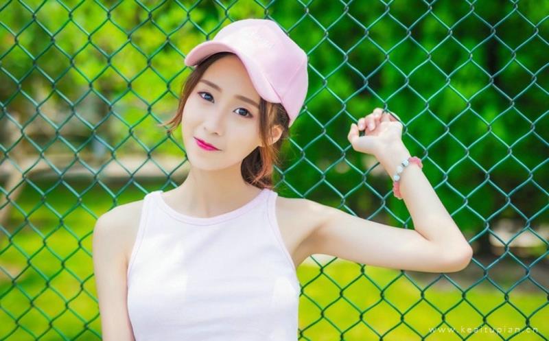 元气美女露脐装超短裙户外