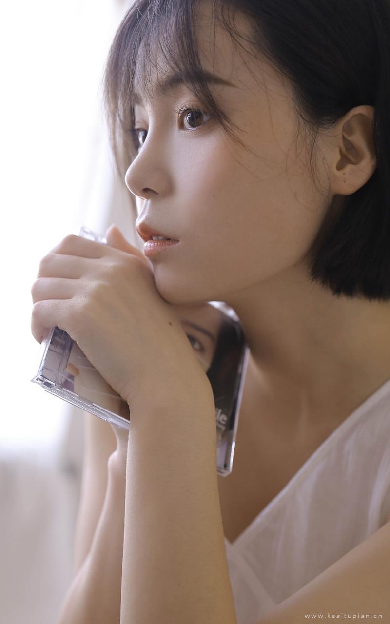 短发妹子俏皮可爱室内个人
