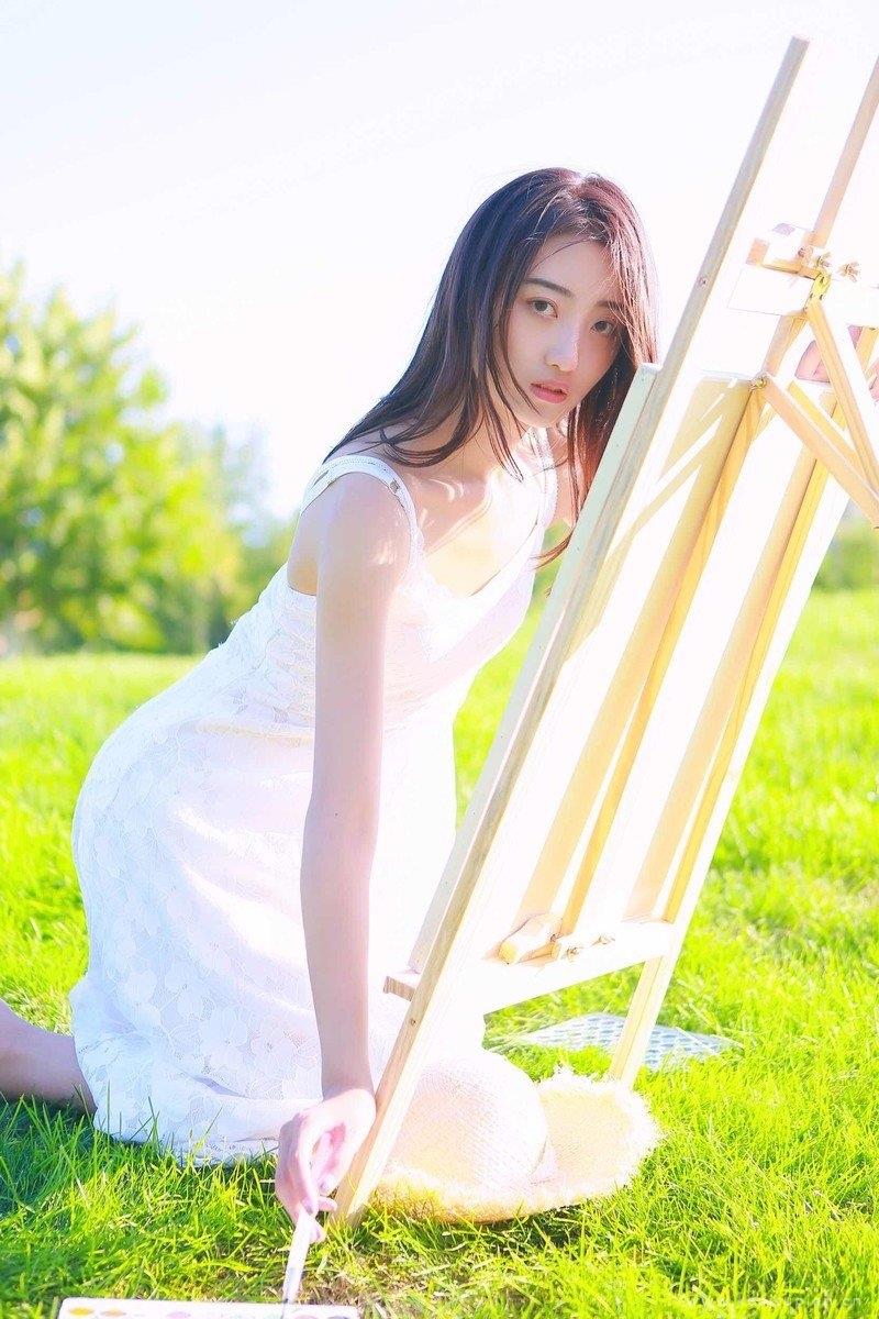白裙美女香肩锁骨清新可人图片