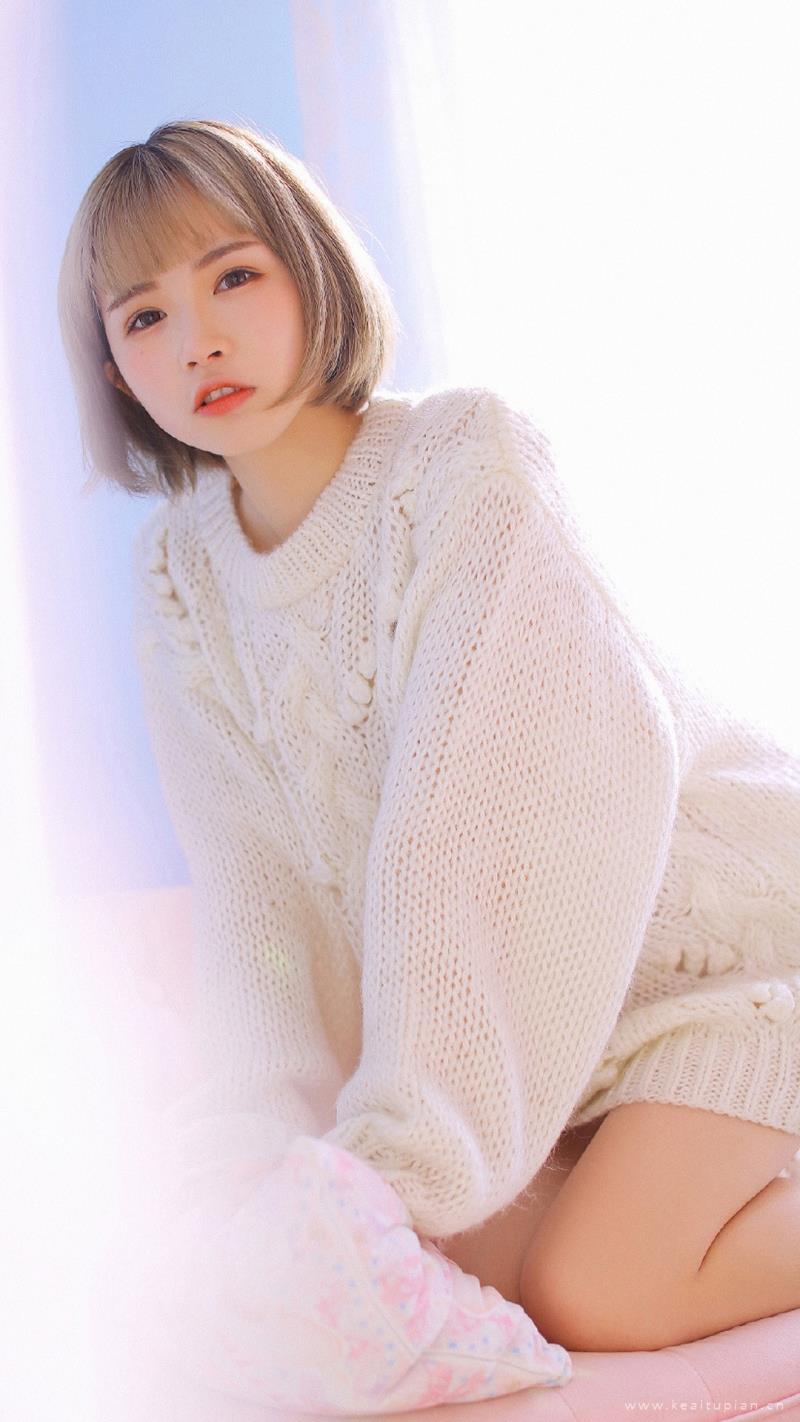 短发妹子修长美腿室内个人