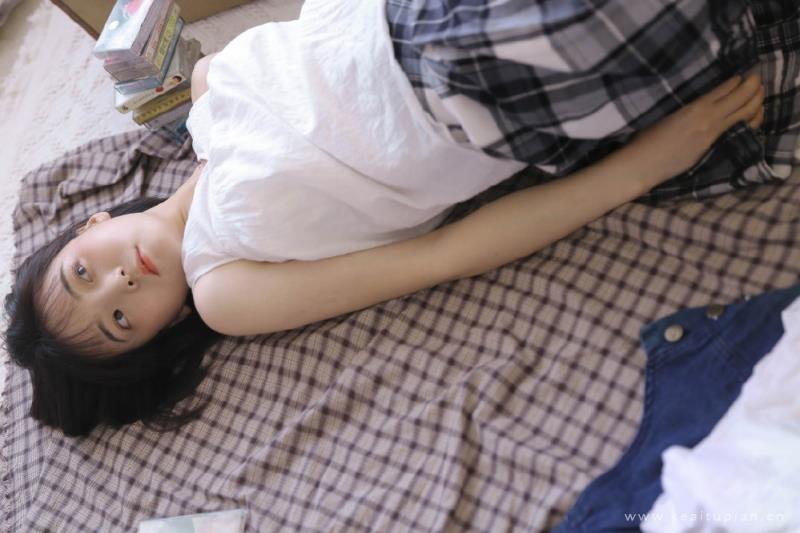 短发妹子俏皮可爱室内个人