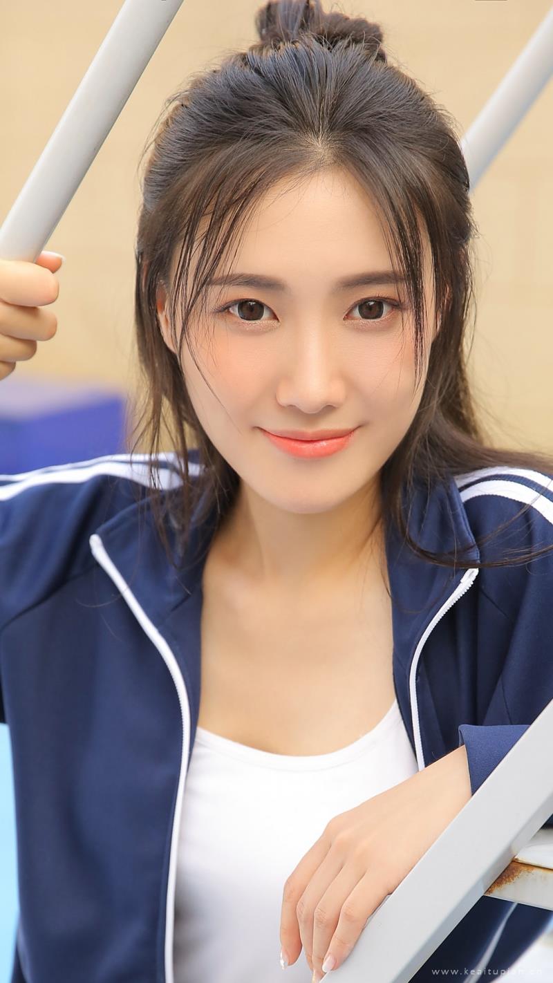 运动服美女白皙大长腿室内