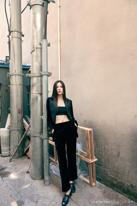 宋妍霏烟熏妆酷飒写真图片