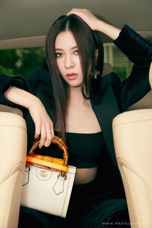 宋妍霏烟熏妆酷飒写真图片