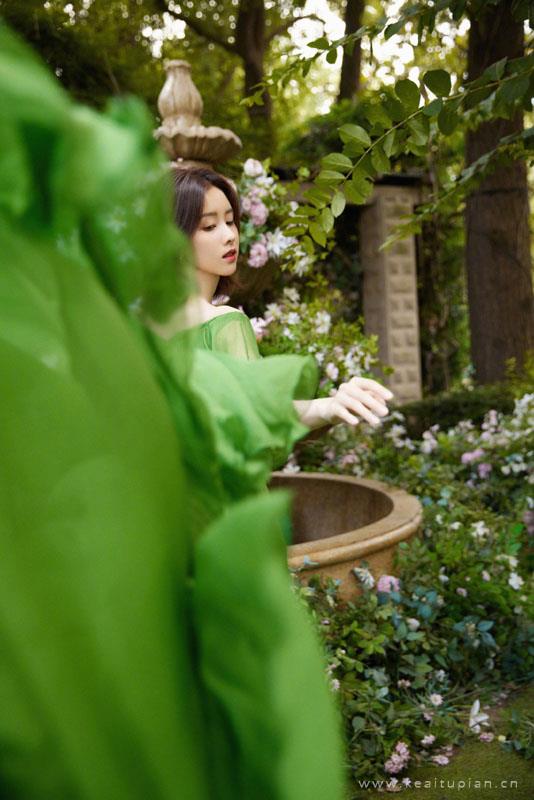 陈都灵秘境花园大片写真图片