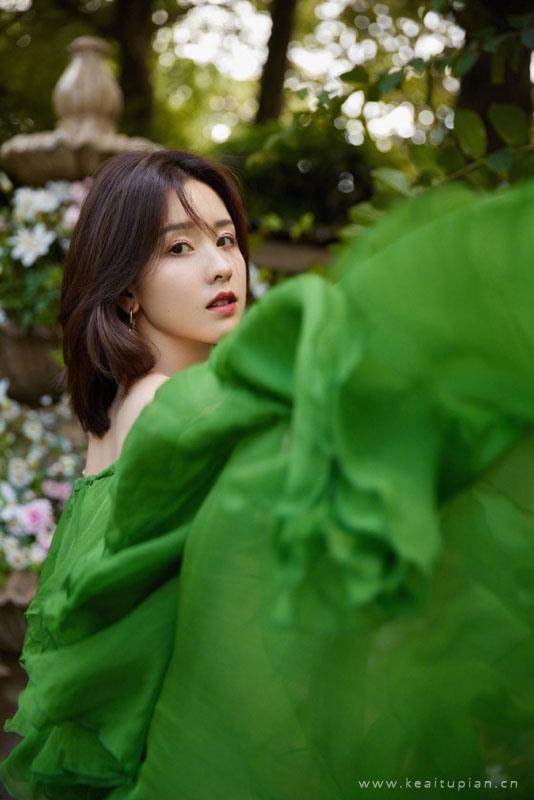 陈都灵秘境花园大片写真图片