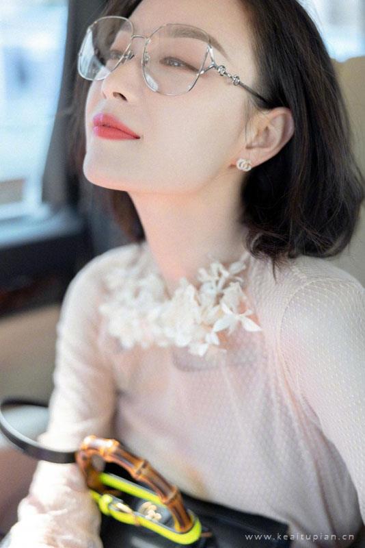 倪妮美艳复古写真图片