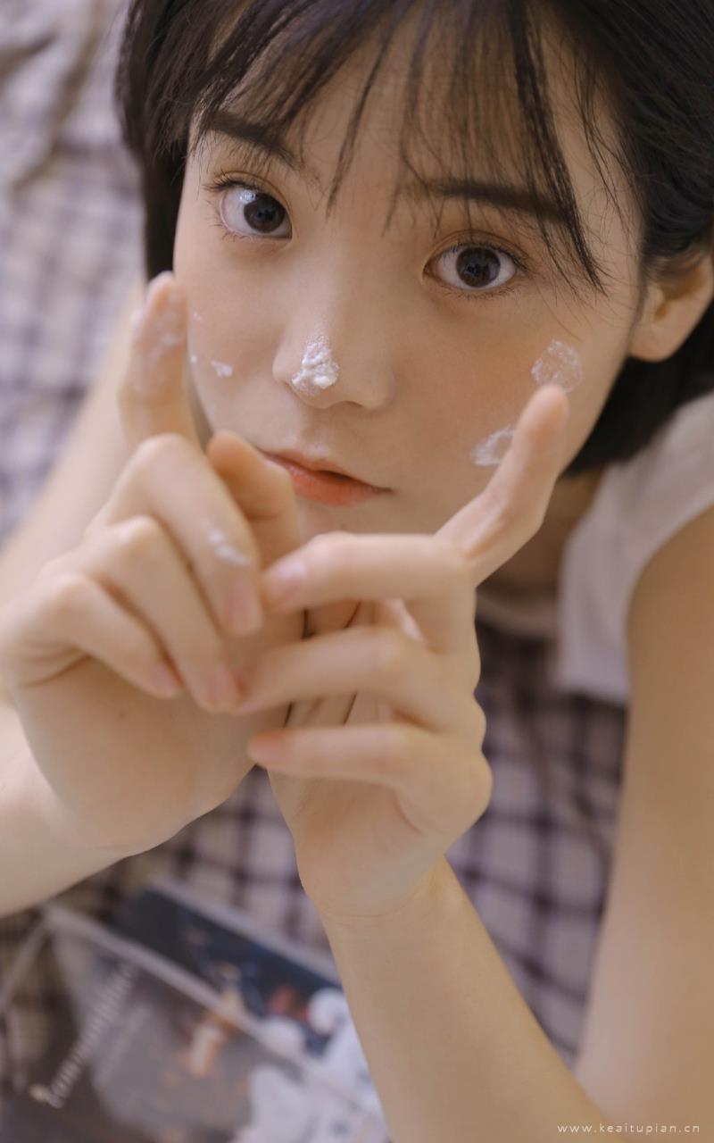 短发妹子俏皮可爱室内个人