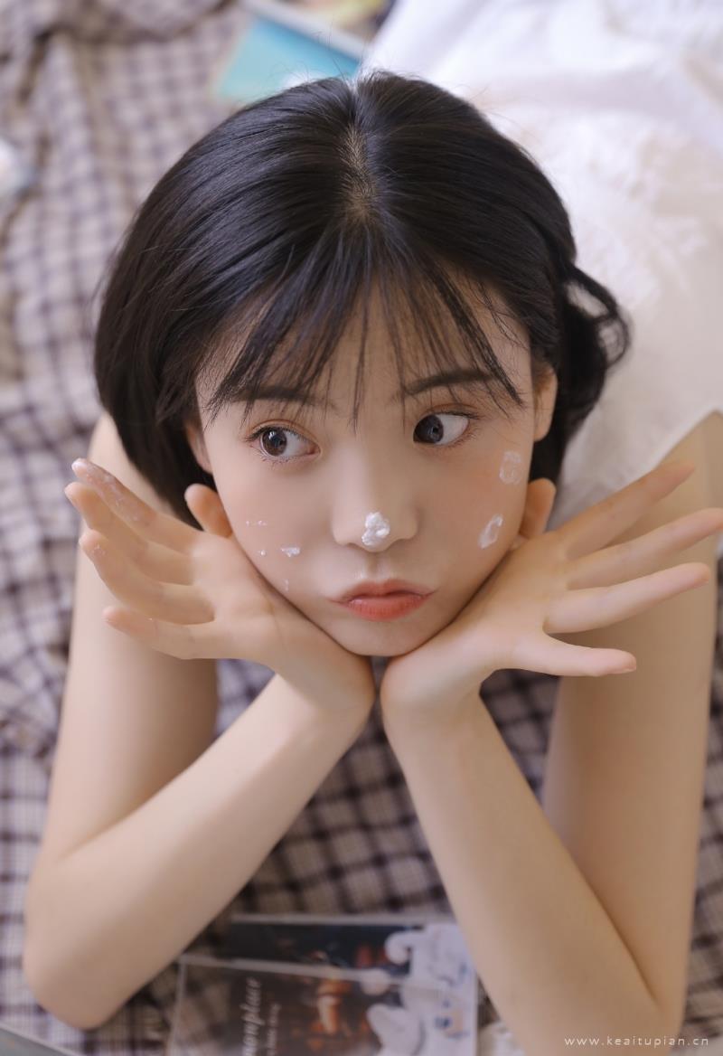 短发妹子俏皮可爱室内个人