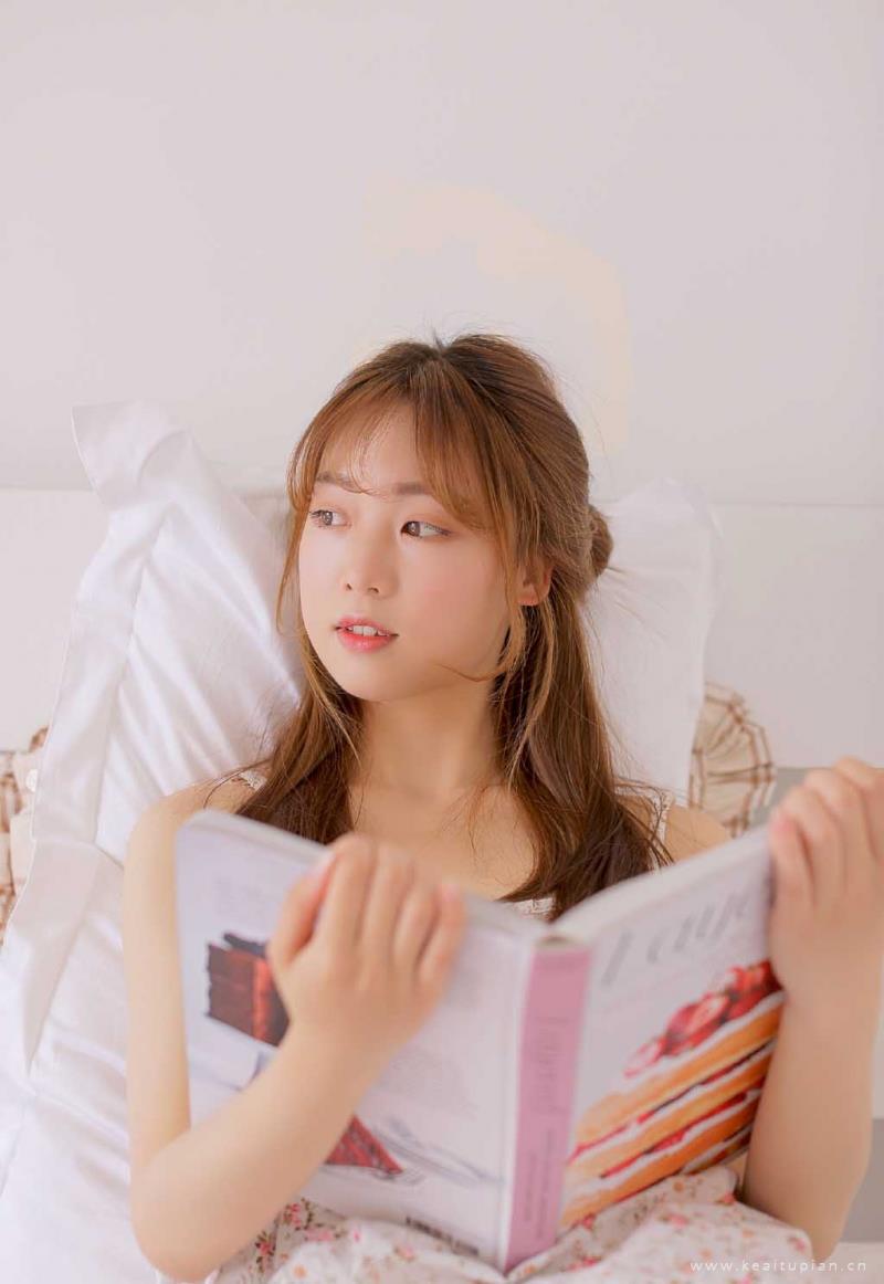 金发美美女吊带碎花裙床上