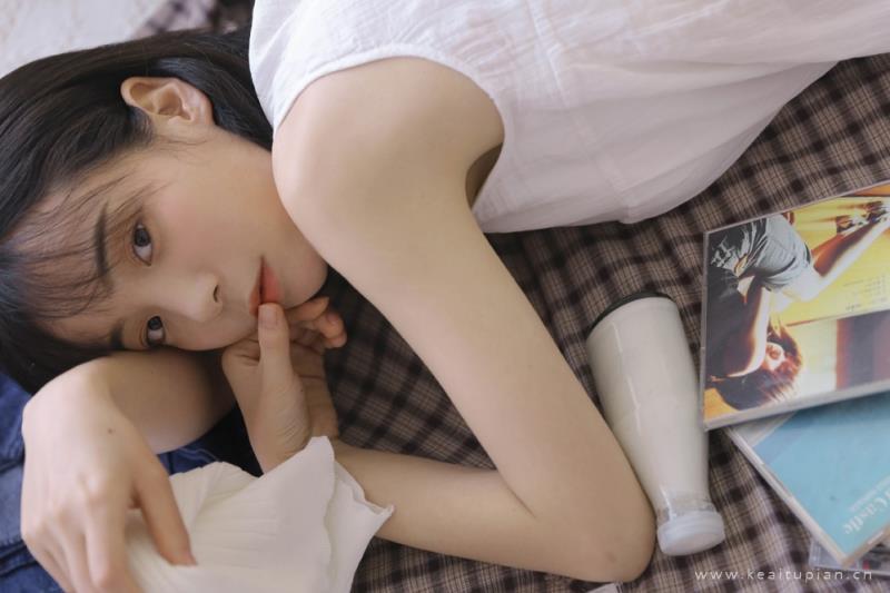 短发妹子俏皮可爱室内个人