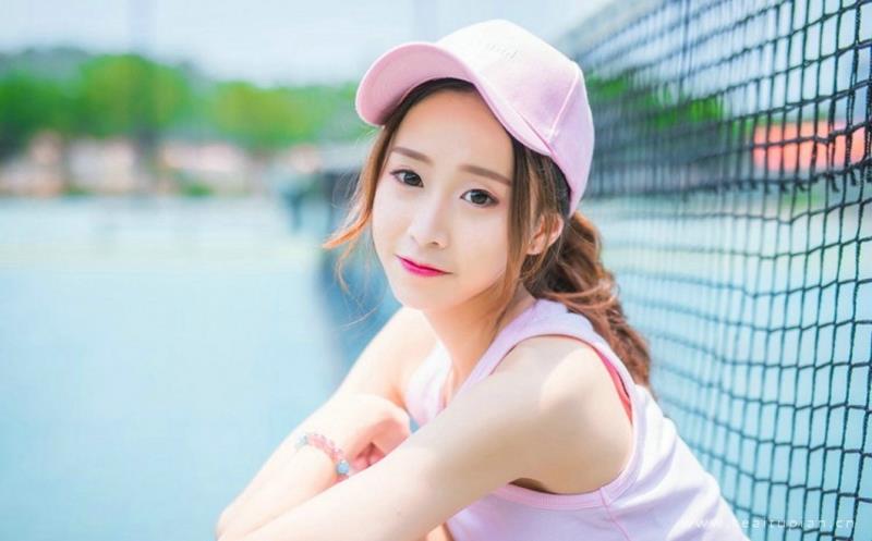 元气美女露脐装超短裙户外