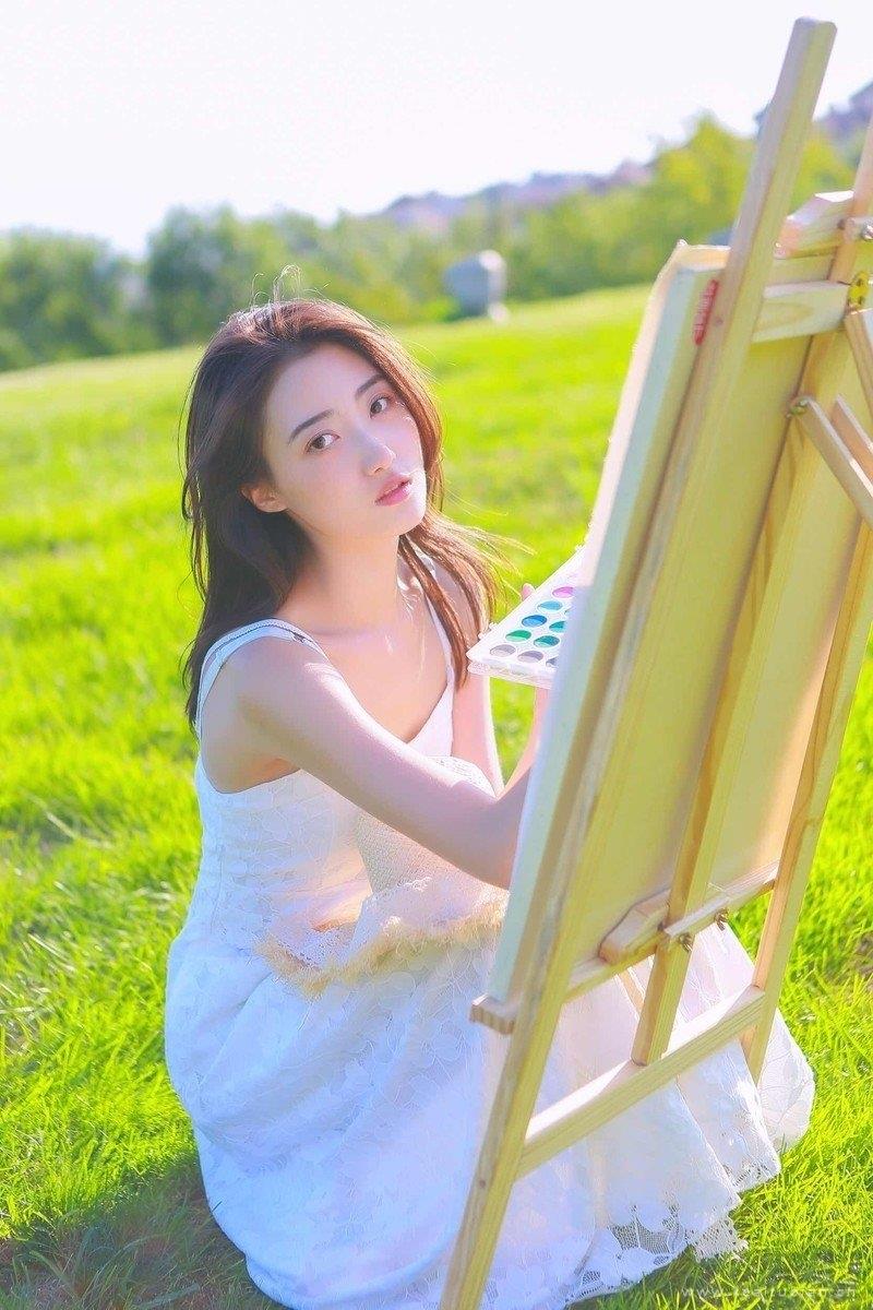 白裙美女香肩锁骨清新可人图片