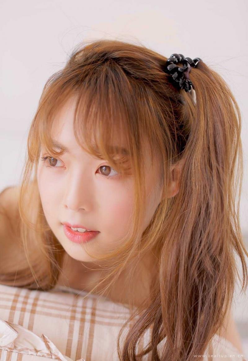 金发美美女吊带碎花裙床上