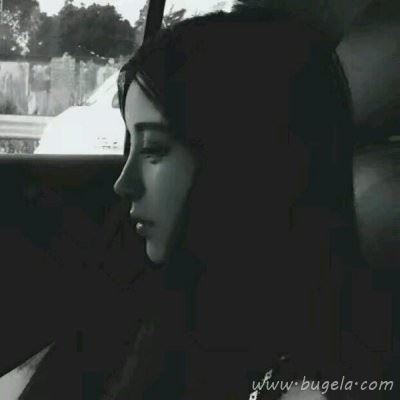 黑白风格酷酷女生头像图片