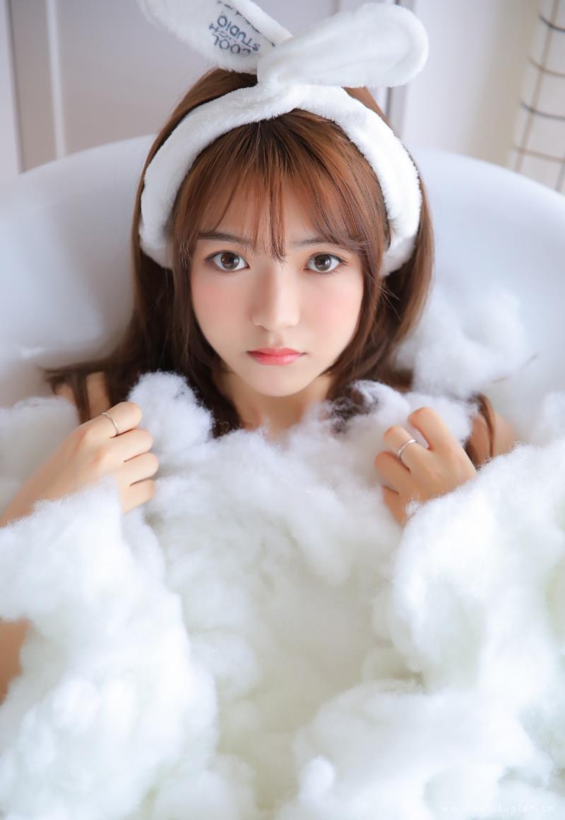 浴巾美女香肩锁骨室内个人