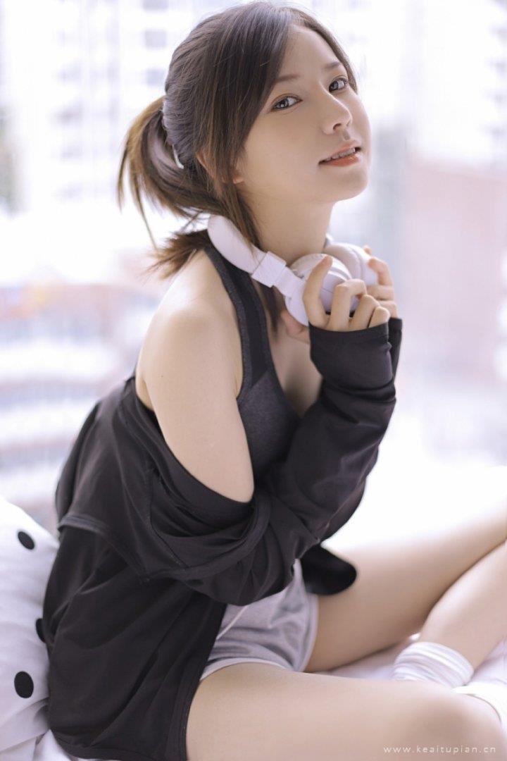 马尾辫小姐姐露脐装超短裤