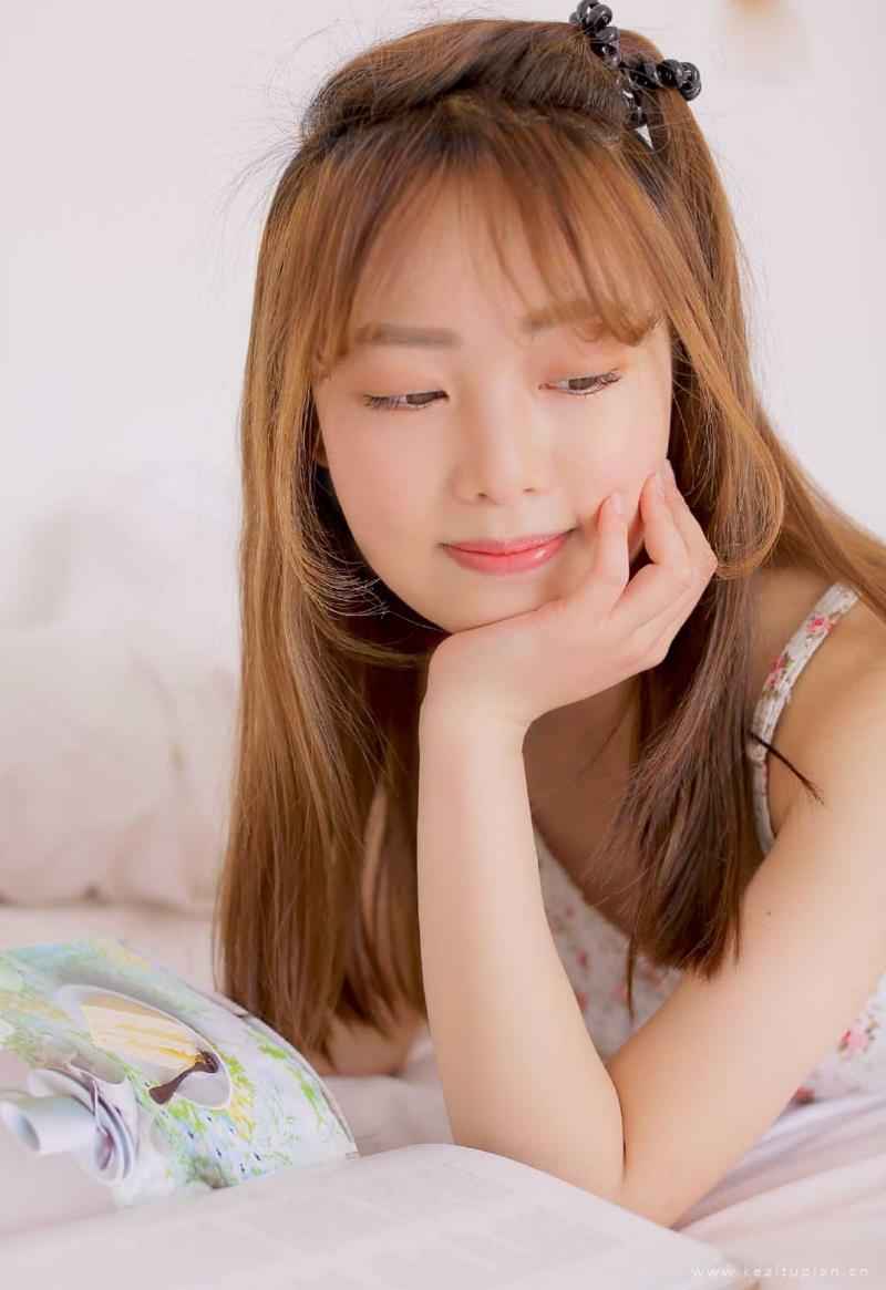 金发美美女吊带碎花裙床上