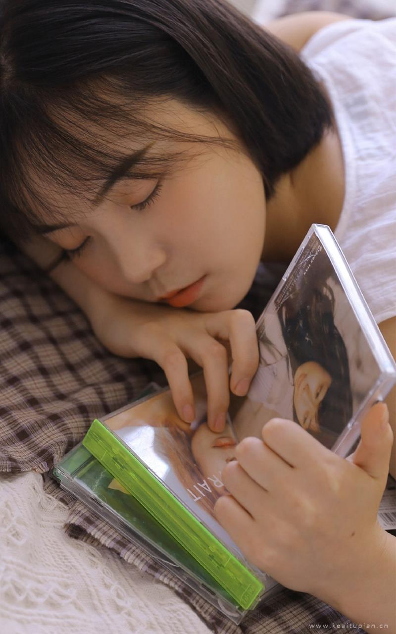 短发妹子俏皮可爱室内个人