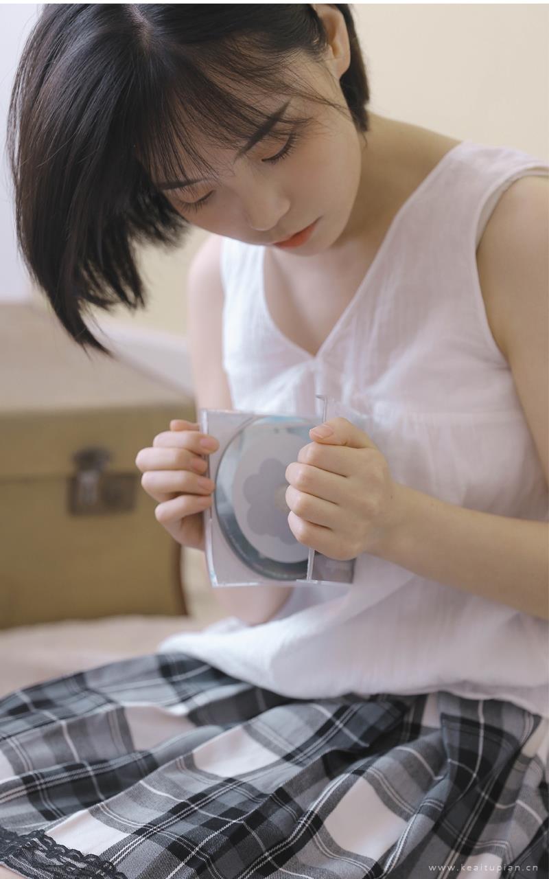 短发妹子俏皮可爱室内个人