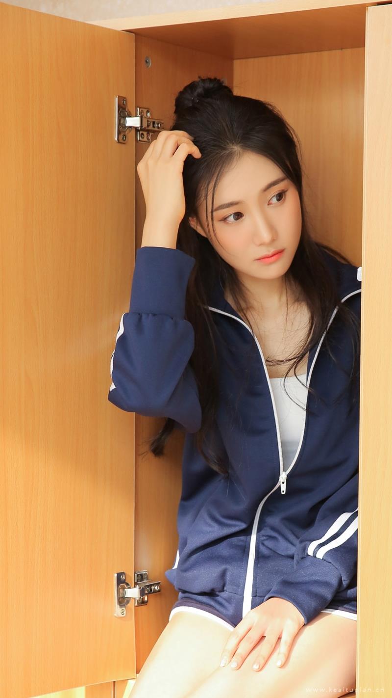 运动服美女白皙大长腿室内
