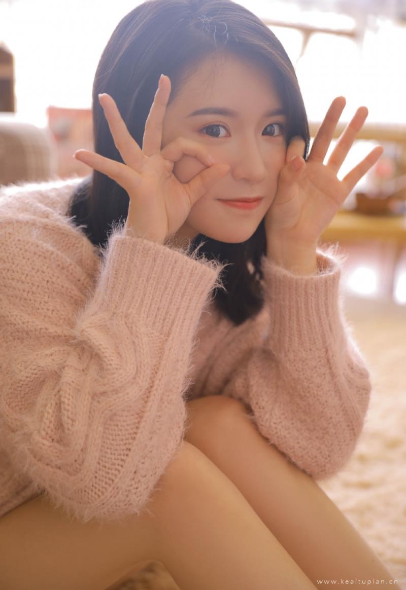 粉嫩小女生白皙大长腿室内