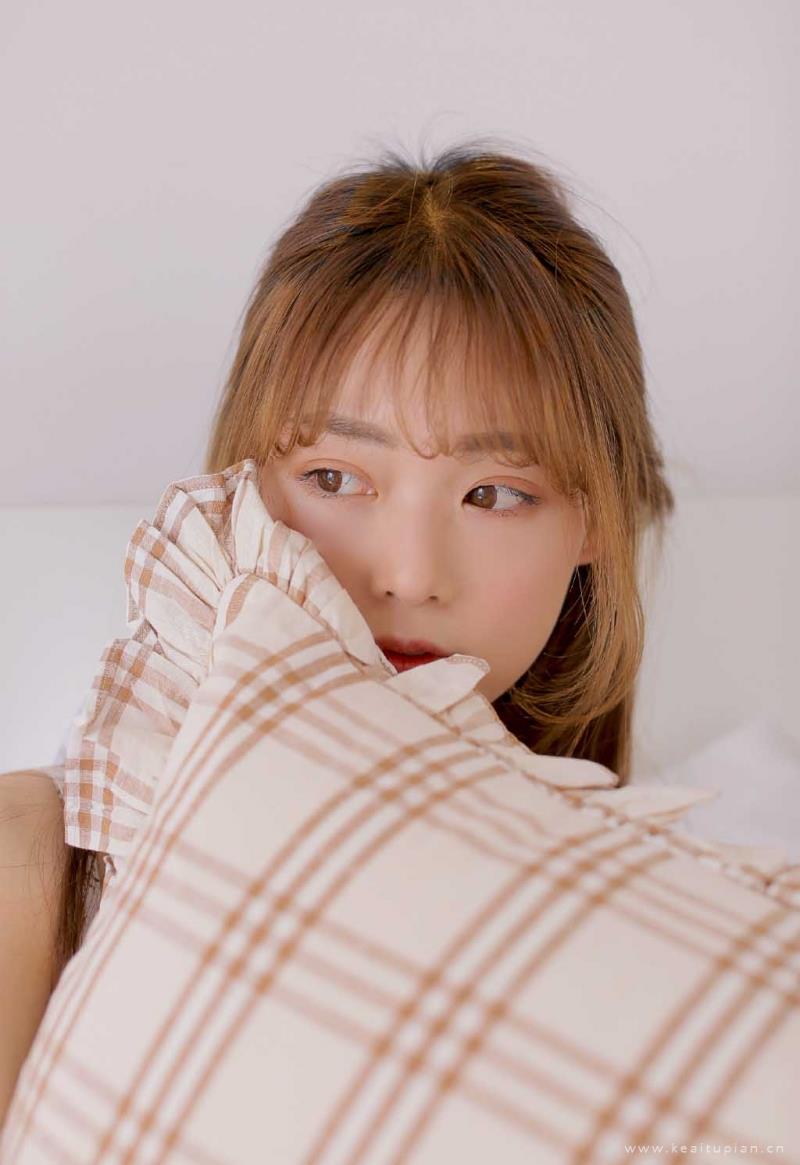 金发美美女吊带碎花裙床上