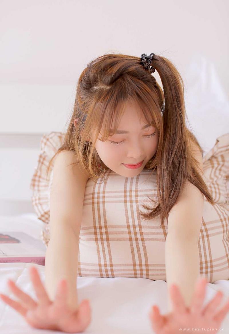 金发美美女吊带碎花裙床上