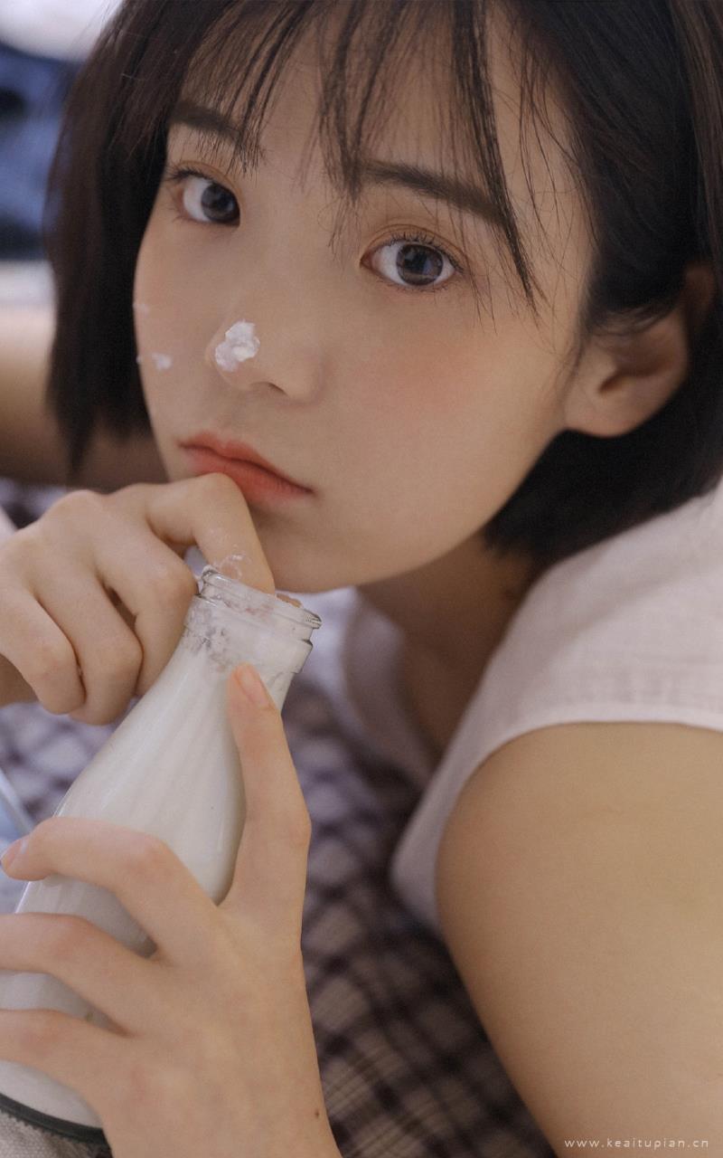 短发妹子俏皮可爱室内个人
