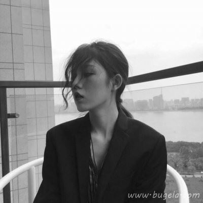 2021年最火的霸气黑白女生头像图片