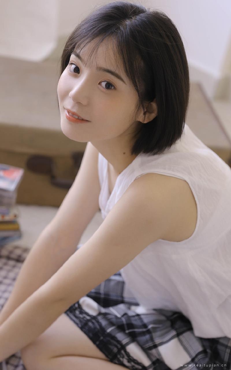 短发妹子俏皮可爱室内个人