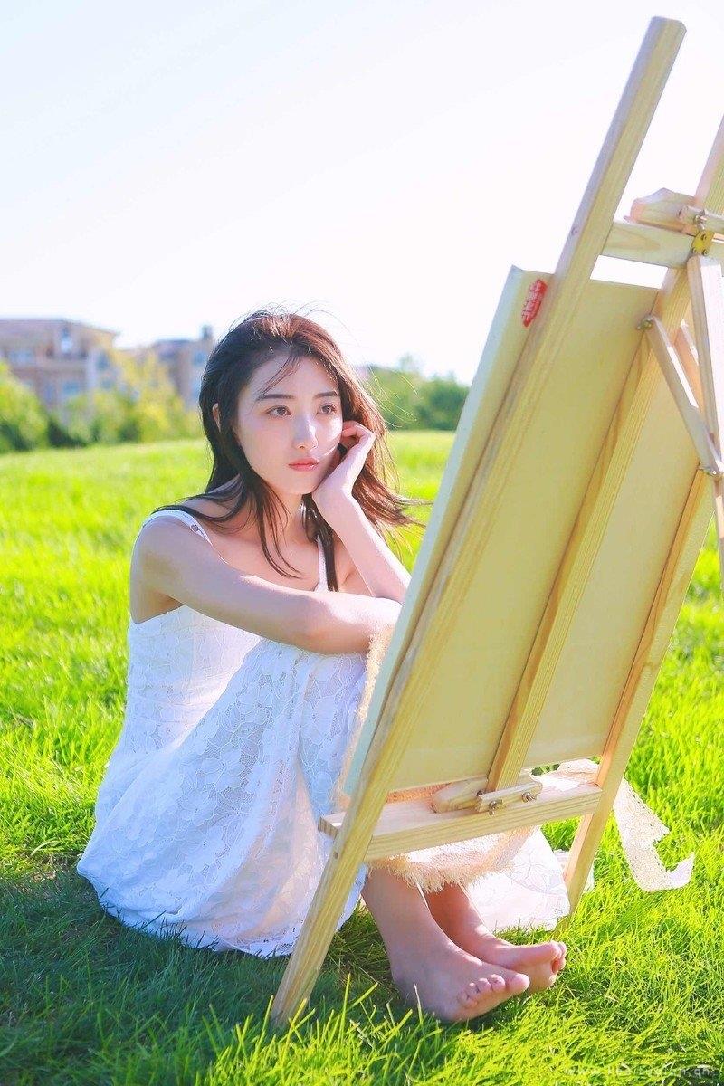 白裙美女香肩锁骨清新可人图片