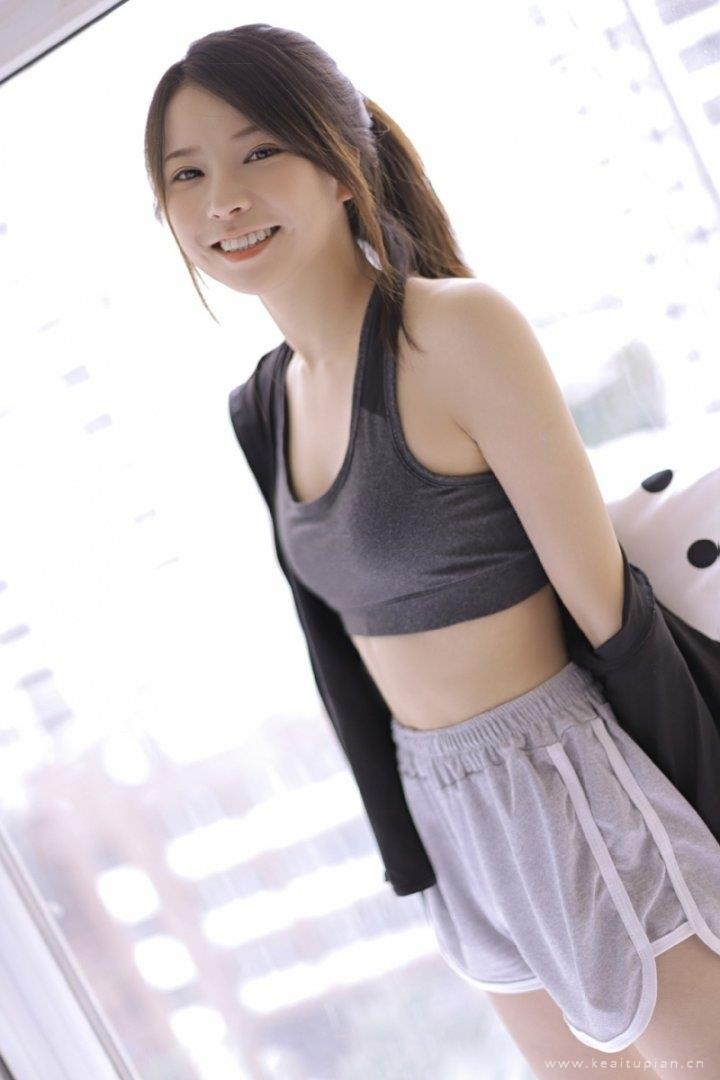 马尾辫小姐姐露脐装超短裤