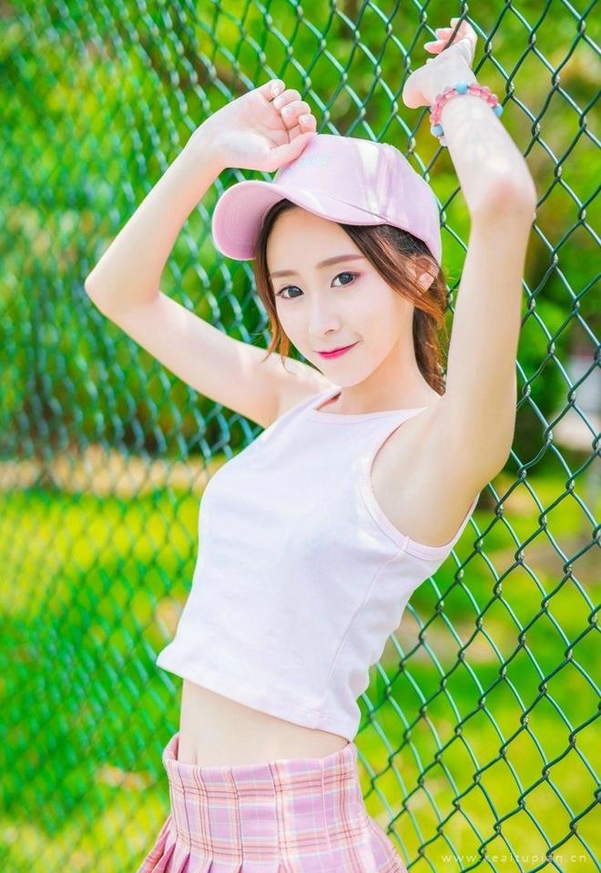元气美女露脐装超短裙户外