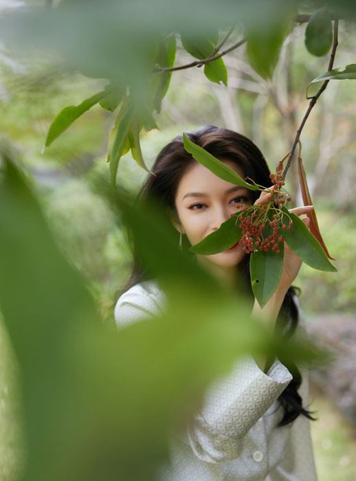 傅菁印花绸缎睡衣时髦慵懒写真图片