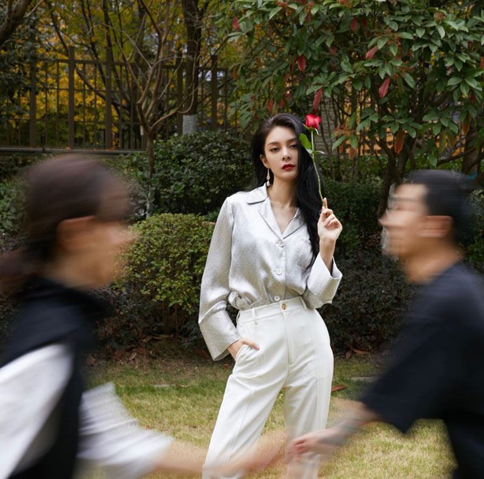 傅菁印花绸缎睡衣时髦慵懒写真图片