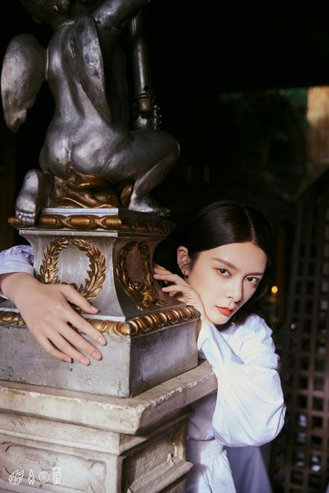傅菁泡泡袖衬衣摩登飒爽写真图片