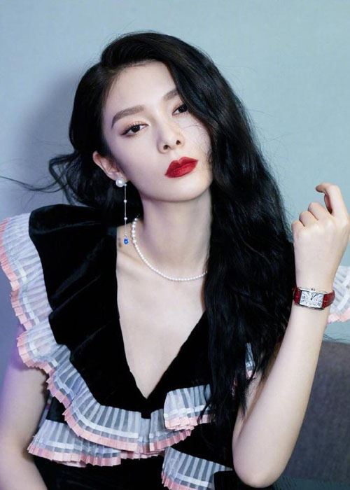 傅菁黑色修身连衣裙性感迷人写真图片