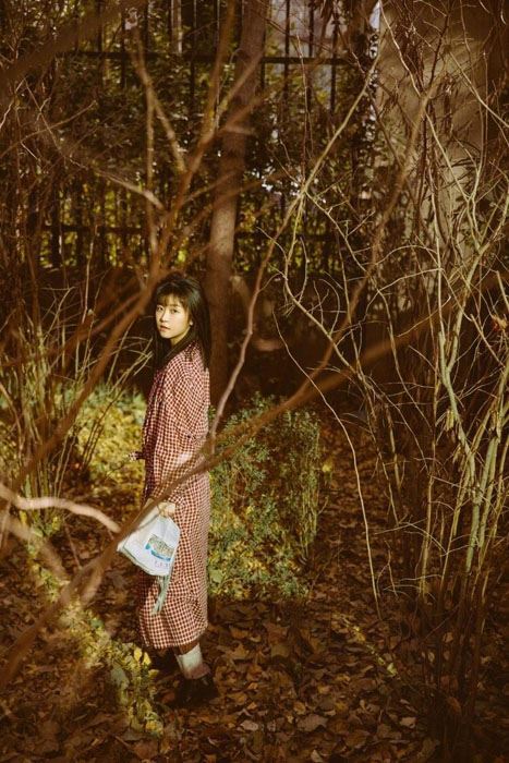 宋伊人格子衫清新休闲写真图片