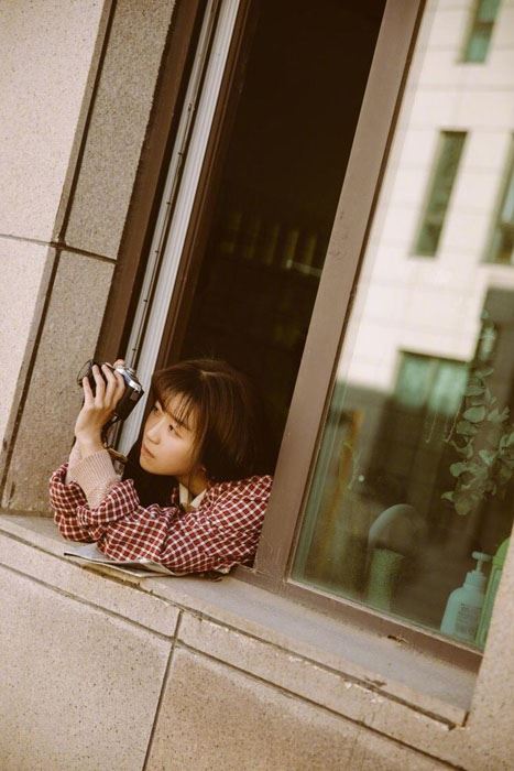 宋伊人格子衫清新休闲写真图片