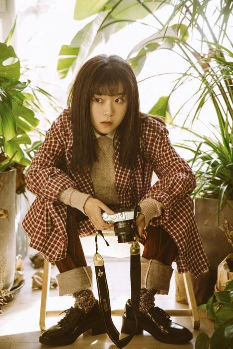宋伊人格子衫清新休闲写真图片