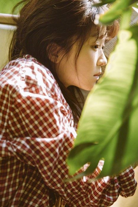 宋伊人格子衫清新休闲写真图片