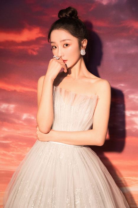 肖燕粉色连衣裙温柔甜美写真图片