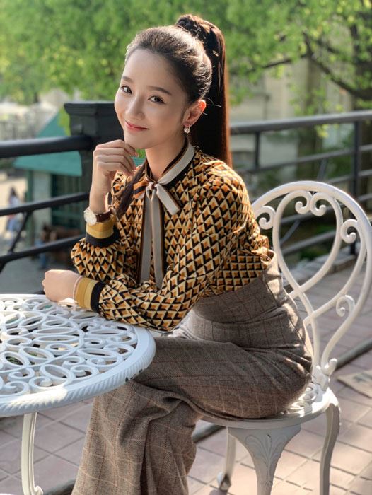 肖燕高马尾复古风情写真图片
