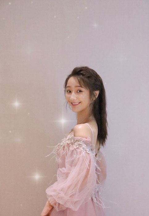 肖燕粉色吊带裙甜美可人写真图片