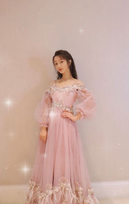 肖燕粉色吊带裙甜美可人写真图片