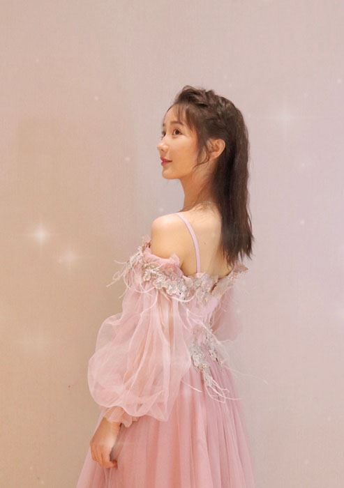 肖燕粉色吊带裙甜美可人写真图片